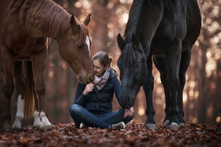 Pferdefotografin Alisa Konrad aus Würzburg mit ihren beiden Pferden Santos und Astron.jpg Pferdefotografin Alisa Konrad aus Würzburg mit ihren beiden Pferden Santos und Astron - Dein Ansprechpartner rund um Fotoshootings mit Pferd.jpg